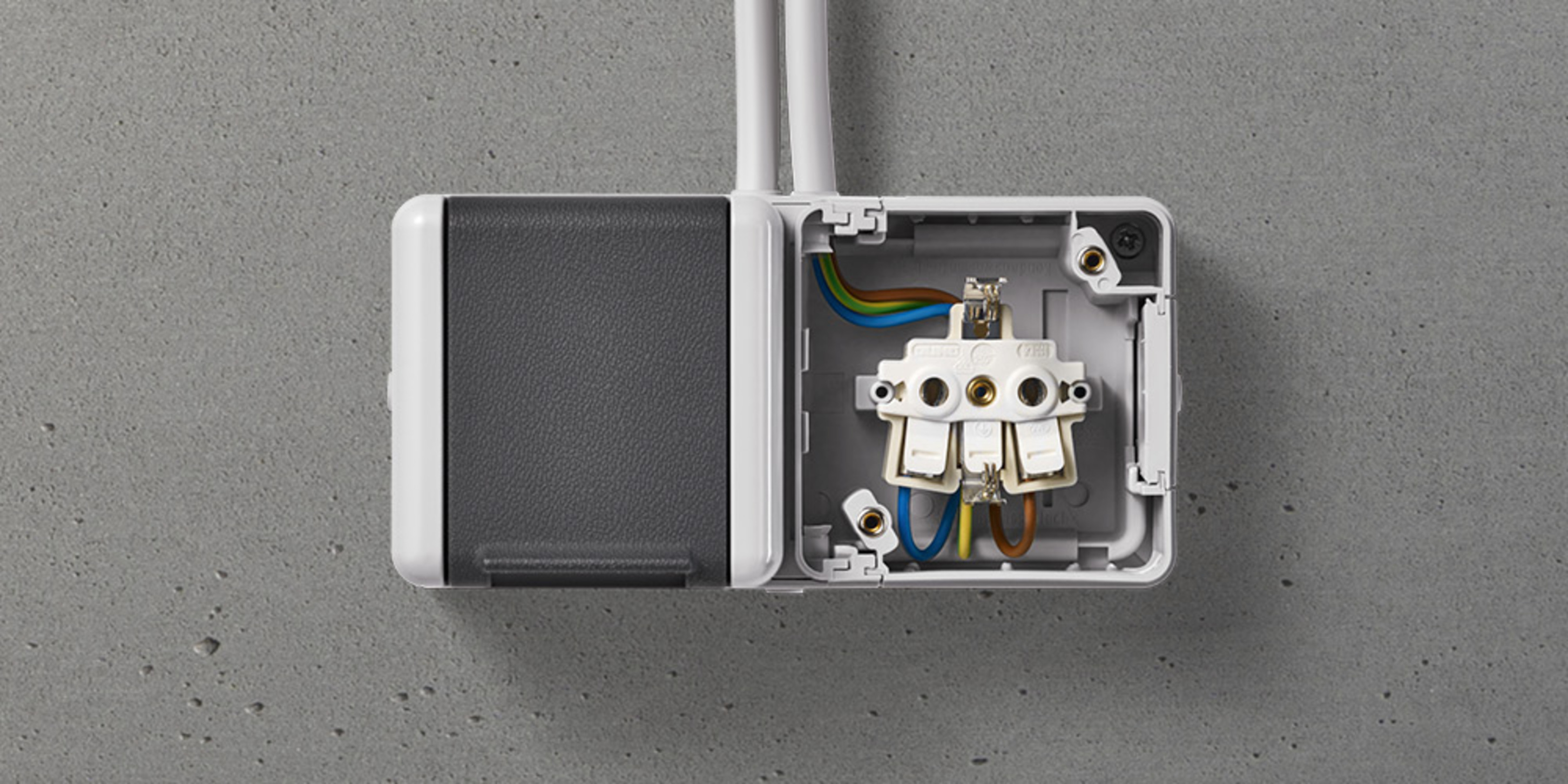 Doppelsteckdose mit Trennsteg bei P&N Elektromeister OHG in Mühlheim am Main